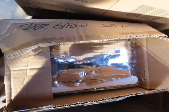 Diverse nytårsting af hatte, raketholder, dug mv.