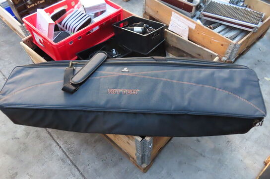 Palle med diverse mikrofoner ledninger og tilbehør