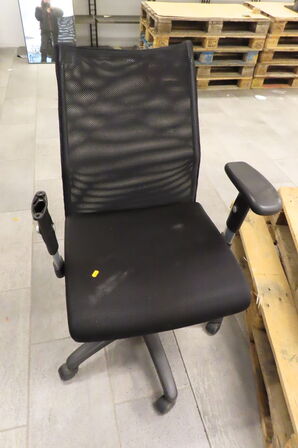 3 stk kontorstole samt bord