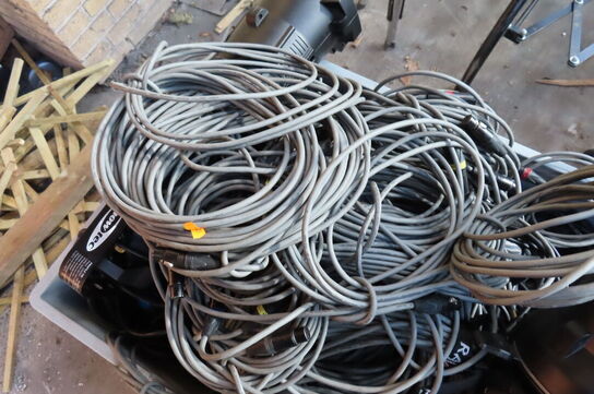 2 stk lamper samt diverse kabler