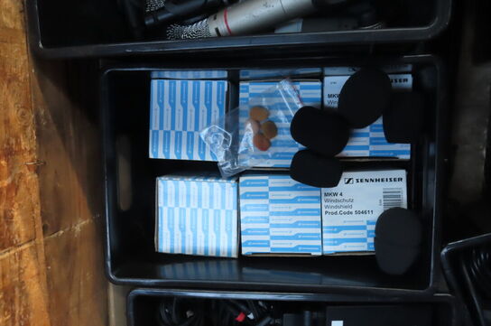 Palle med diverse mikrofoner ledninger og tilbehør