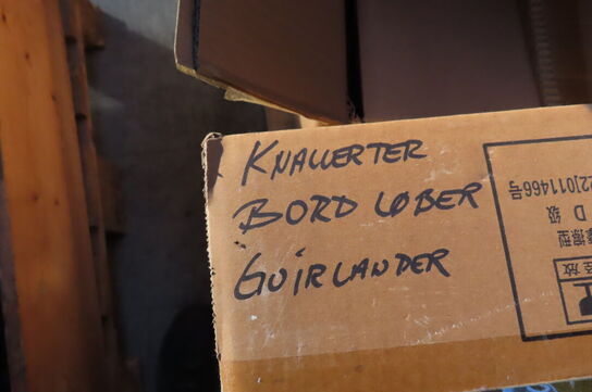 Diverse nytårsting af hatte, raketholder, dug mv.