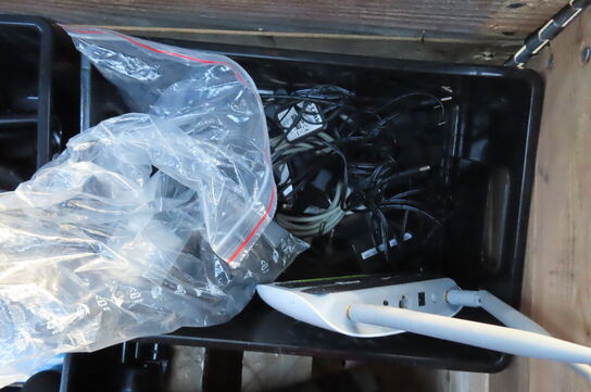 Palle med diverse mikrofoner ledninger og tilbehør