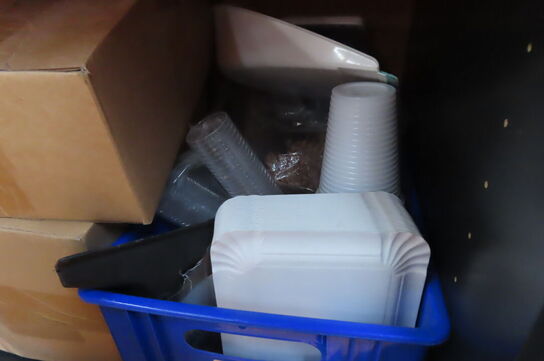 Reol med indhold af diverse engangservice mv.