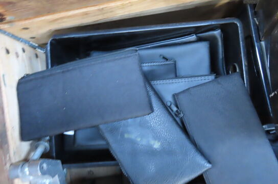 Palle med diverse mikrofoner ledninger og tilbehør