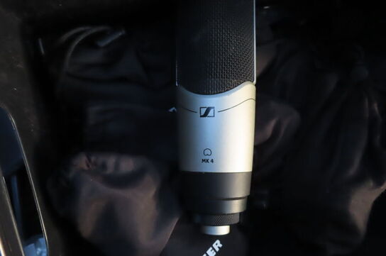 Palle med diverse mikrofoner ledninger og tilbehør