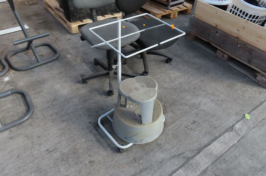 2 stk kontorstol samt skraldestativ og elefantfod