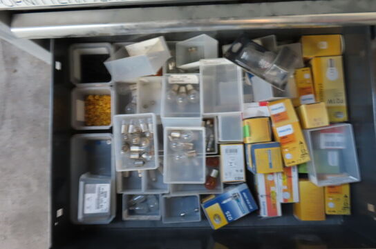 Reol med indhold af diverse clips, pærer mv.