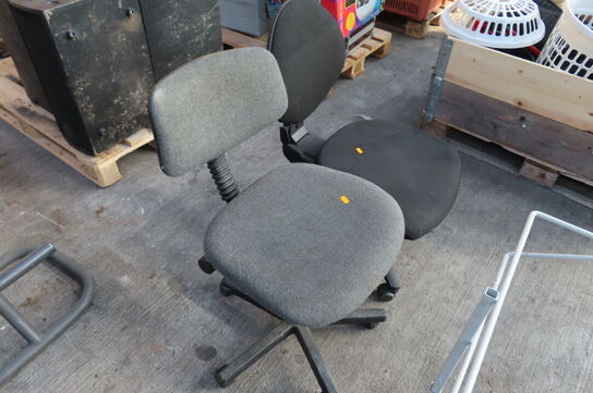 2 stk kontorstol samt skraldestativ og elefantfod