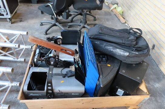 Palle med diverse røgmaskiner, højtaler, skærme mv.