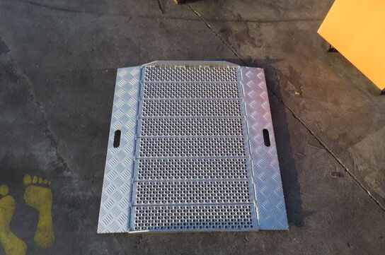 Reol med indhold af diverse engangservice mv.