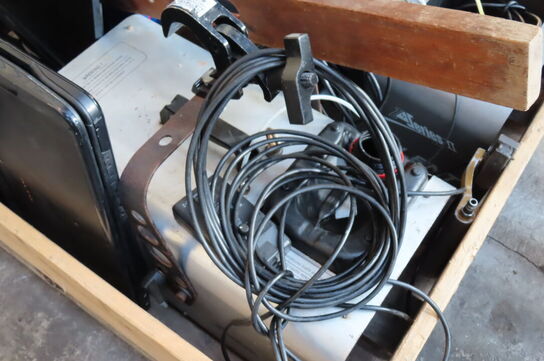 Palle med diverse røgmaskiner, højtaler, skærme mv.