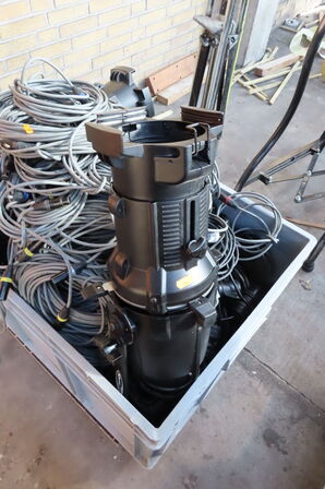 2 stk lamper samt diverse kabler