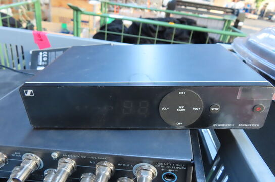 Palle med diverse flightcases, lydudstyr mv.