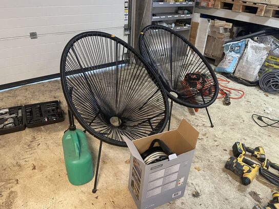 To stole samt LED-lys