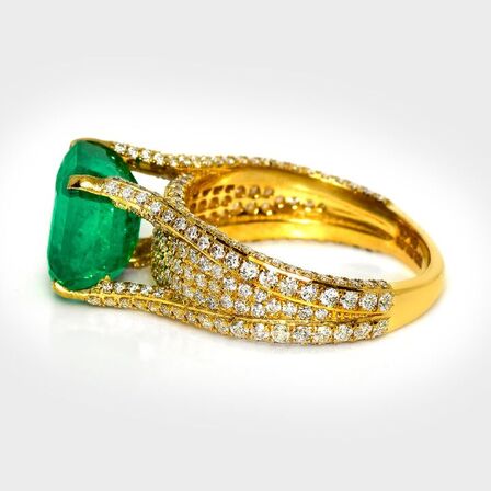 5,46 ct. meget fin smaragd og diamantring i 18 kt. gulguld. IGI.