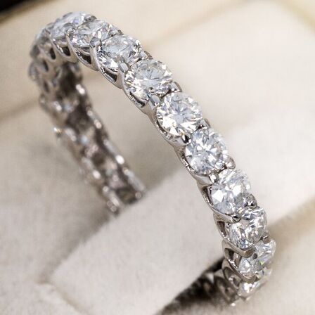 2,18 ct. naturlig diamant og 14 kt. alliance hvidguldring. GCI