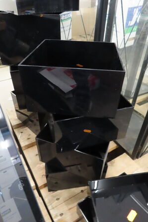 Diverse kasser i sort plast