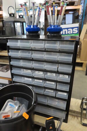 Diverse værktøj og reservedele til briller