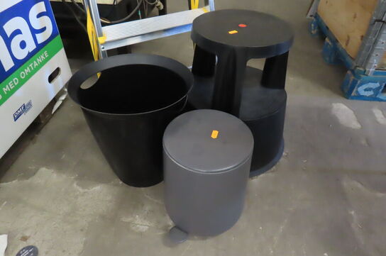 Trappestige samt elefantfod og affaldsspande