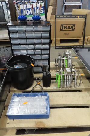 Diverse værktøj og reservedele til briller