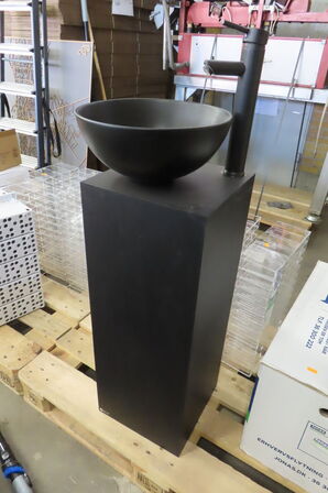 Håndvask og armatur på pedestal