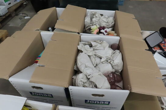 Indhold af te-køkken samt diverse brugskunst