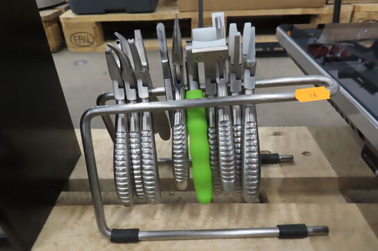 Diverse værktøj og reservedele til briller