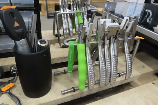 Diverse værktøj og reservedele til briller