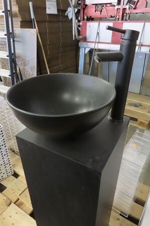 Håndvask og armatur på pedestal