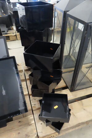 Diverse kasser i sort plast