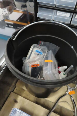 Diverse værktøj og reservedele til briller