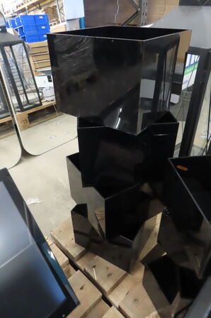 Diverse kasser i sort plast