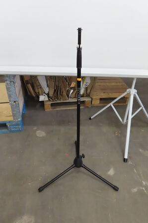 Projektionslærred ELITE SCREENS samt mikrofonstativ