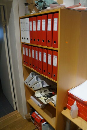 2 stk. reoler, bord & Makulator