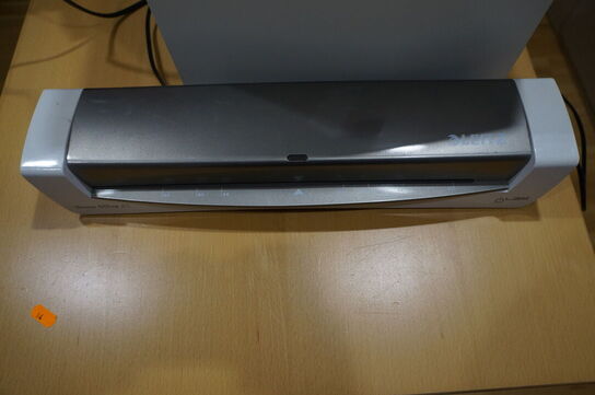 2 stk. reoler, bord & Makulator