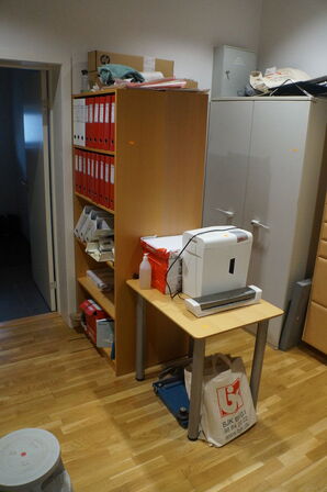 2 stk. reoler, bord & Makulator