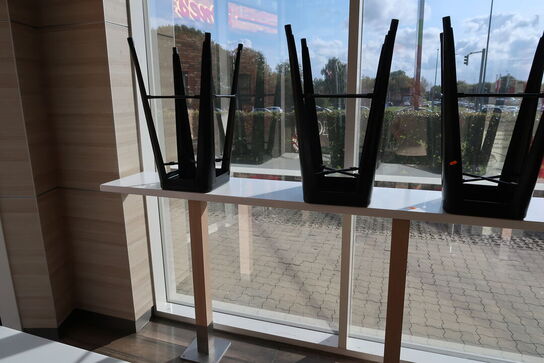 Barbord med 5 stk. barstole