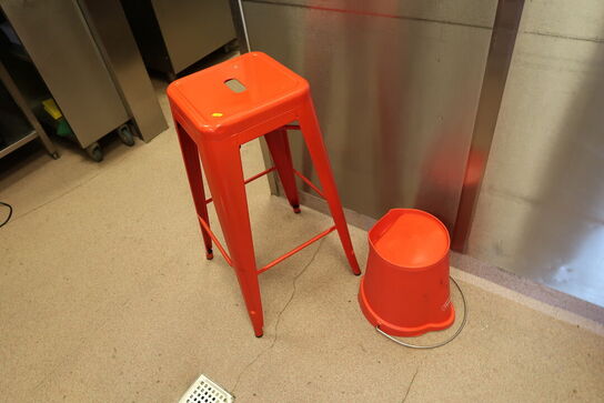 Barstol, skraldespand samt spand