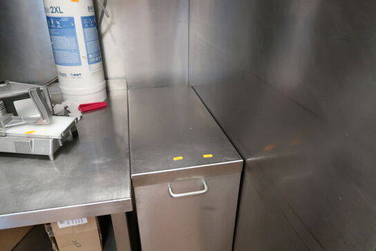 Rustfri stålopbevaringsvogn samt rustfri stålhylde med indhold