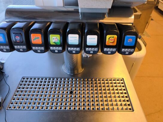 Rustfri stålbord med indhold (kasseapparat medfølger ikke)