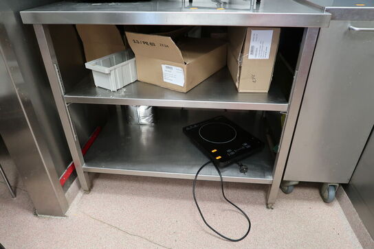 Rustfri stålbord med indhold (maskiner medfølger ikke)