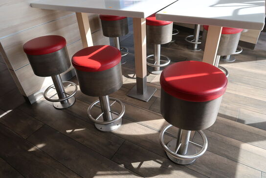 3 stk. borde med 6 stk. skamler samt 2 stk. stole