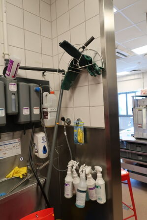 Vaskestation, sæbedispenser, rengøringsartikler m.m.