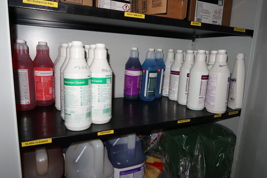 Stålskab med div. Rengøringsmidler