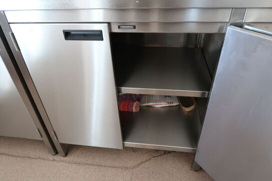 Rustfri stålbord med indhold (køleskab medfølger ikke)