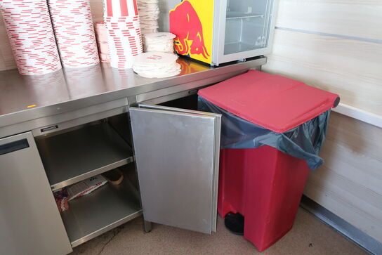 Rustfri stålbord med indhold (køleskab medfølger ikke)