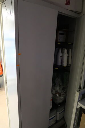 Stålskab med div. Rengøringsmidler