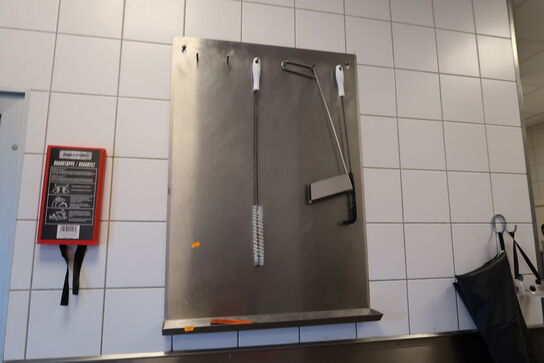 Rustfri stålhylde med indhold 