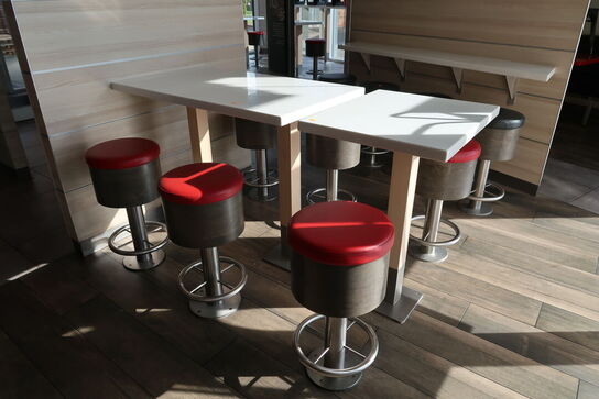 3 stk. borde med 6 stk. skamler samt 2 stk. stole